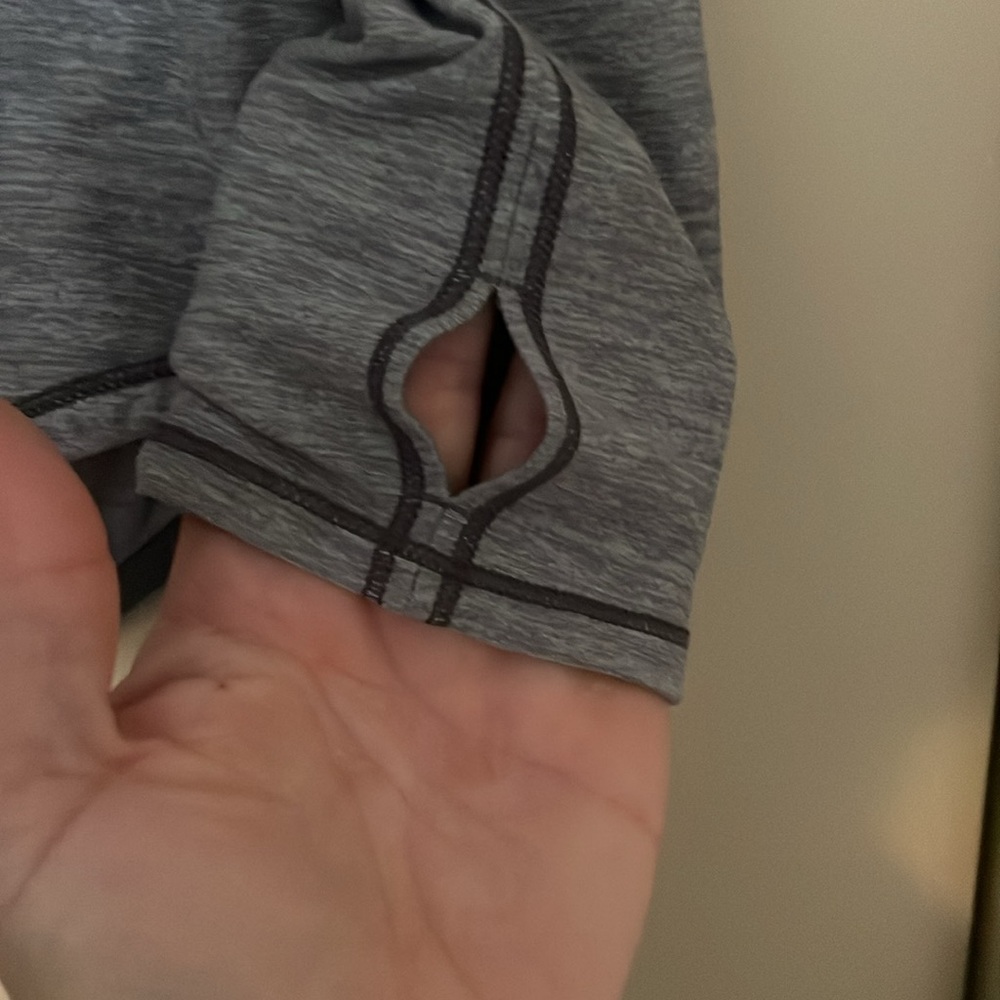 Workout top - Picture 2 of 3